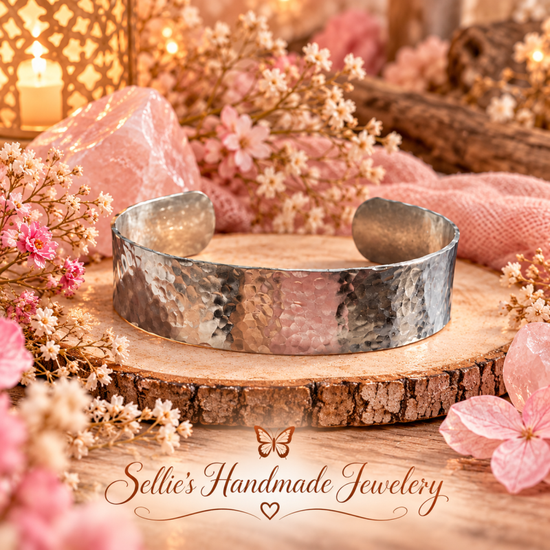 Magische gehamerde zilverkleurige armband