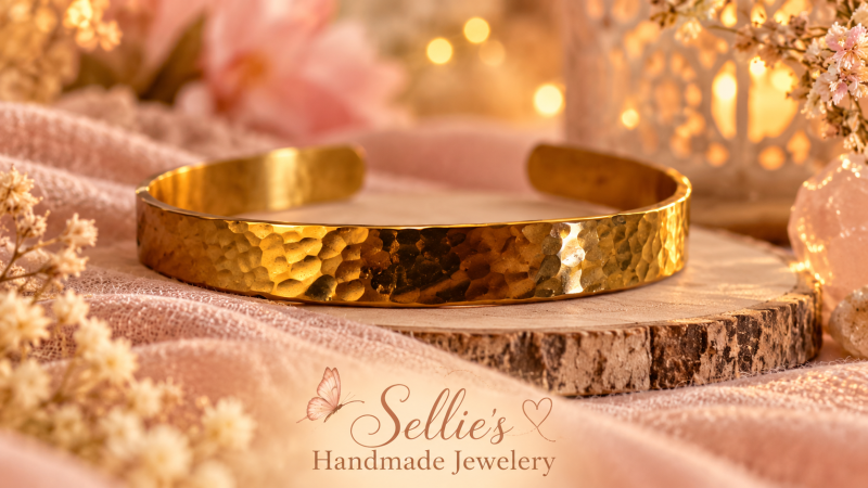 Magische gehamerde armband goudkleur
